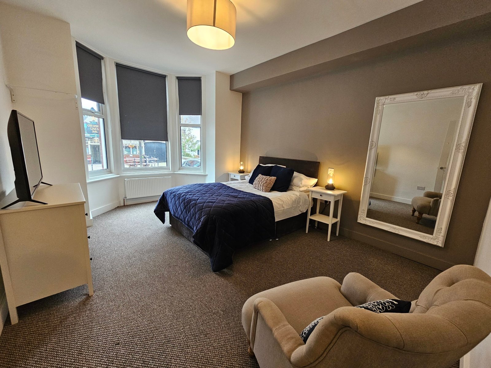 Spacious double bedroom at Kings Central Apartment