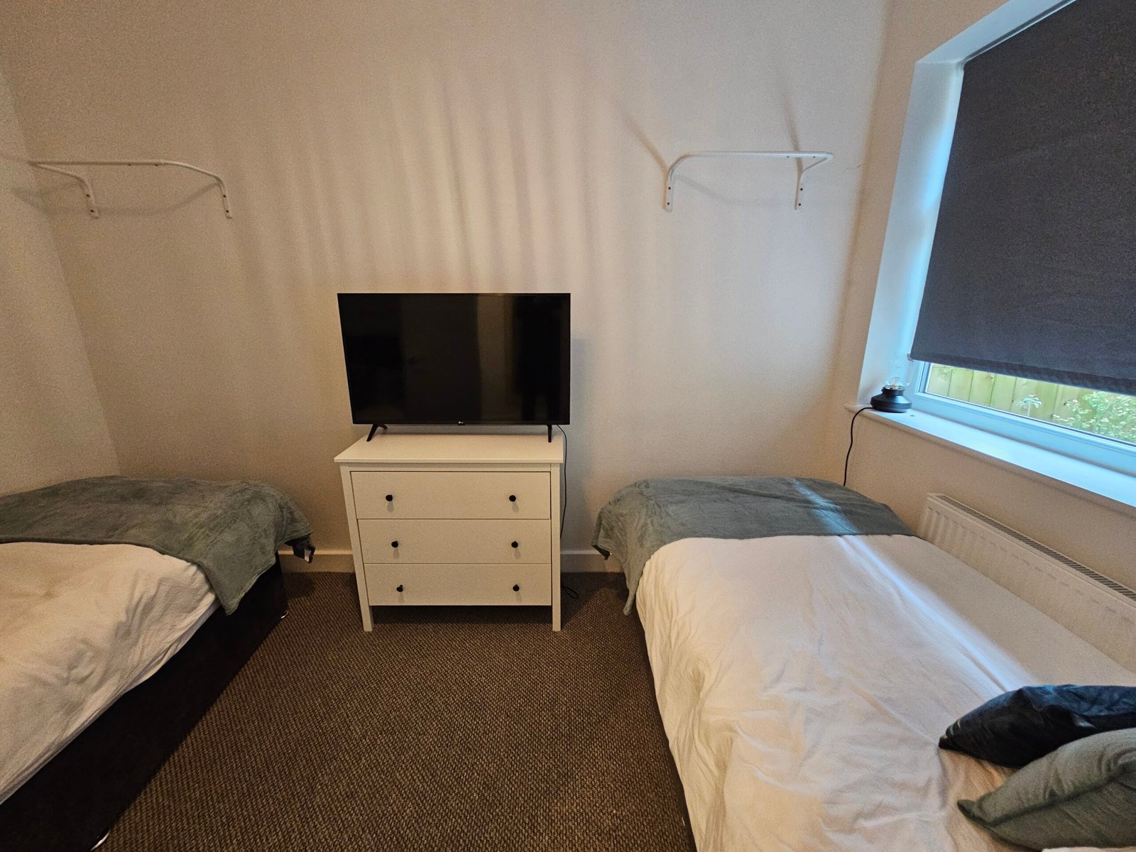 Twin bedroom with television at Kings Central Apartment
